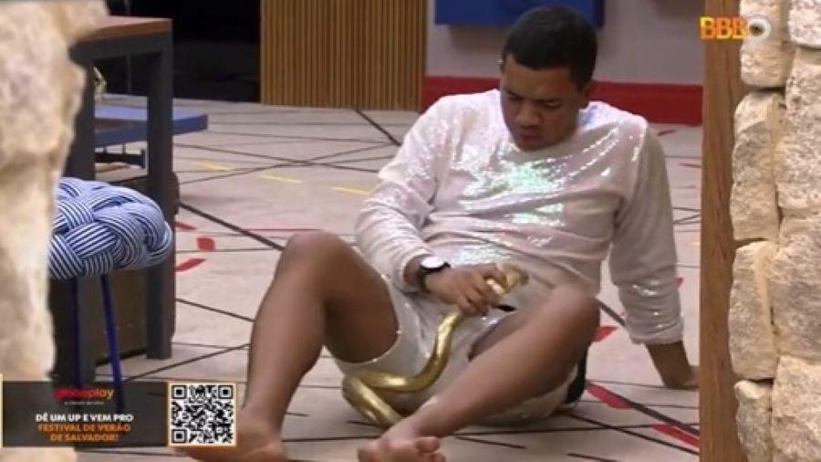 BBB23: Bruno se joga no chão, faz dança sensual e web reage: “Traumatizado”; veja vídeo