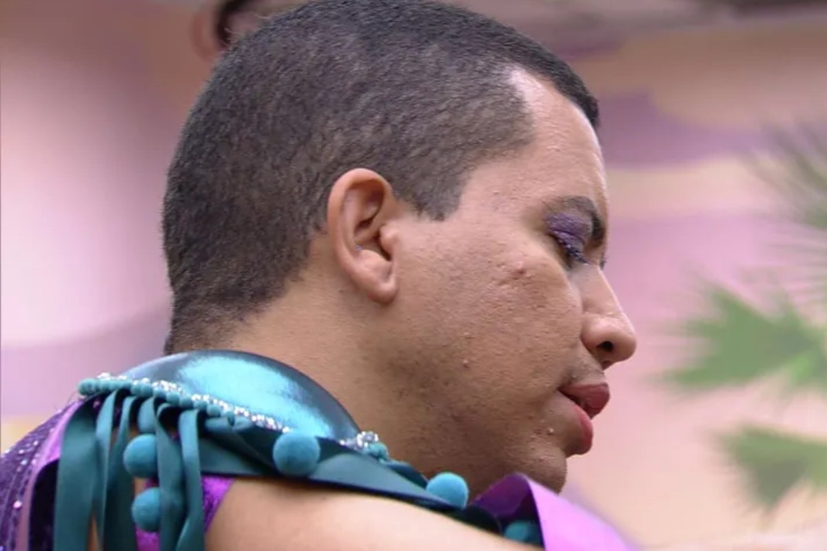 bruno se maquiando para festa do bbb23