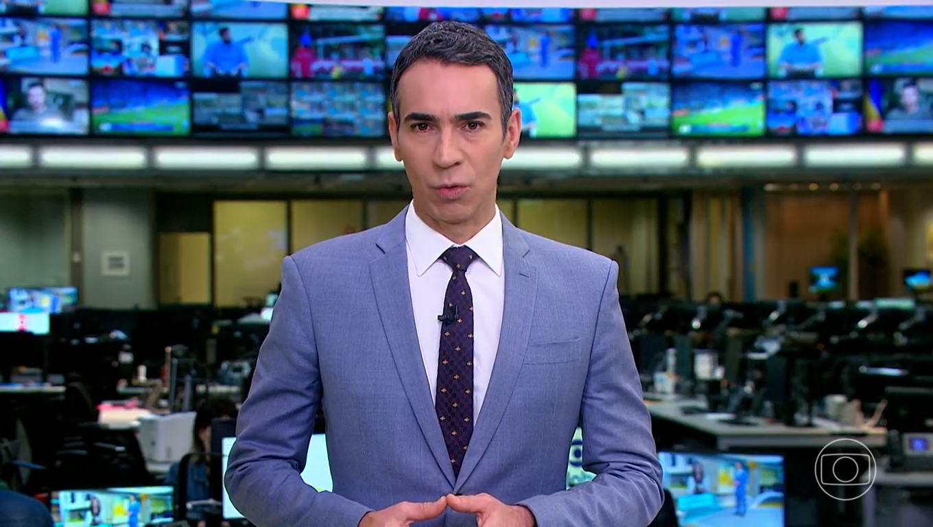 César Tralli comete gafe ao vivo no ‘Jornal Hoje’: “Câmera com celular”