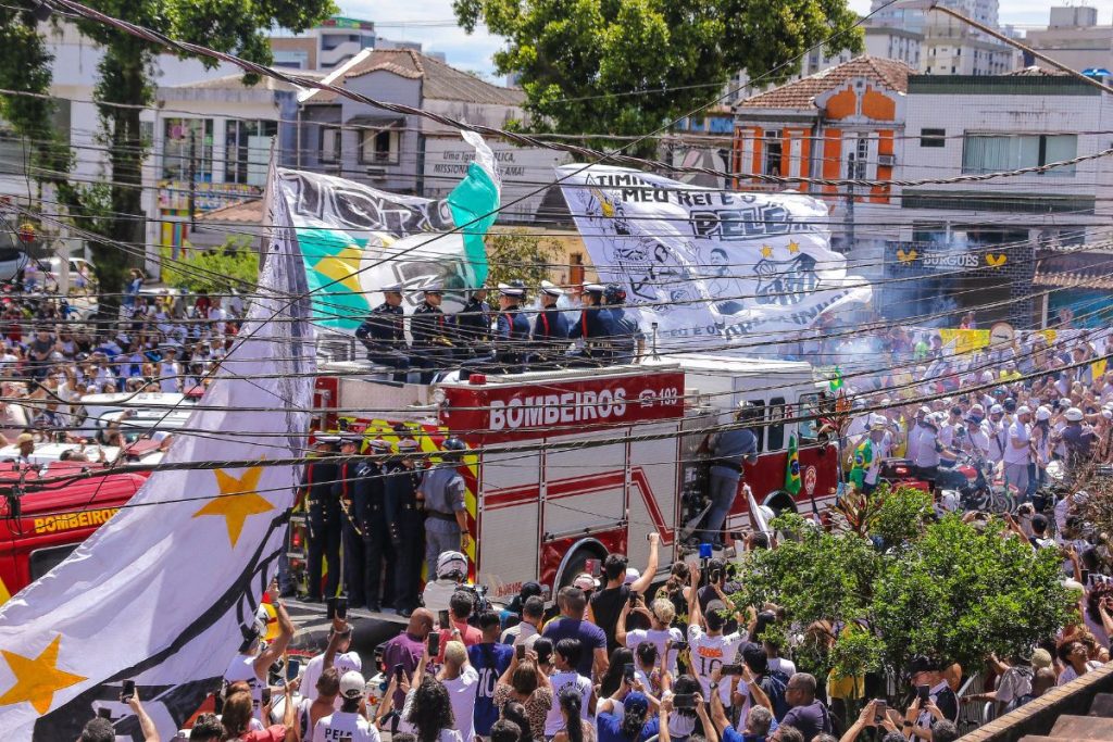 Cortejo de Pelé pelas ruas de Santos