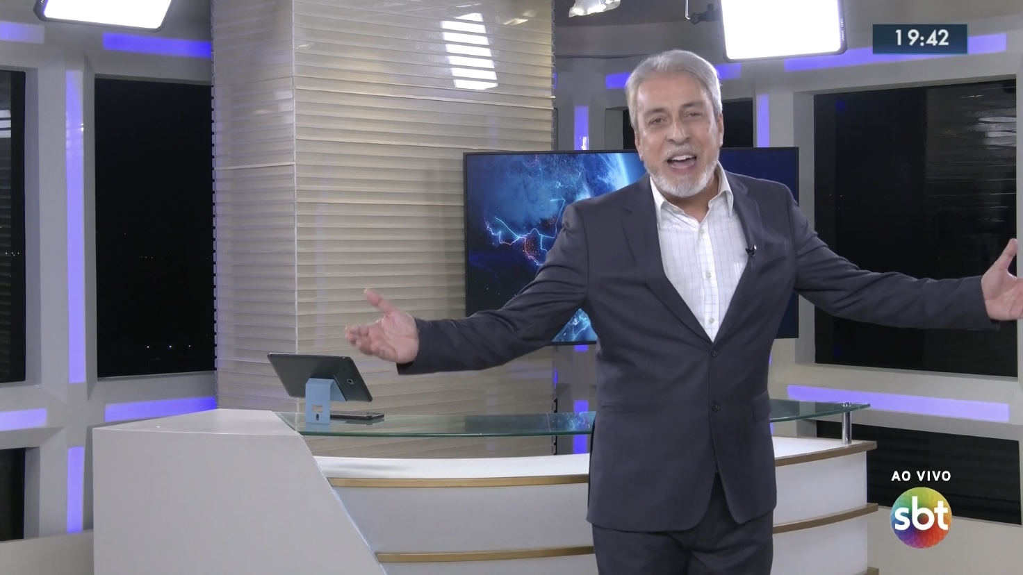 VÍDEO | Apresentador do SBT erra nome de novela do canal ao vivo