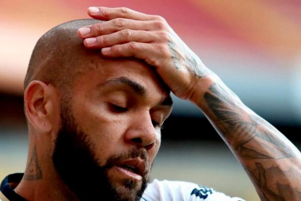daniel-alves-preso-na-espanha-1024x683-3 Daniel Alves com a mão na cabeça, de olhos fechados