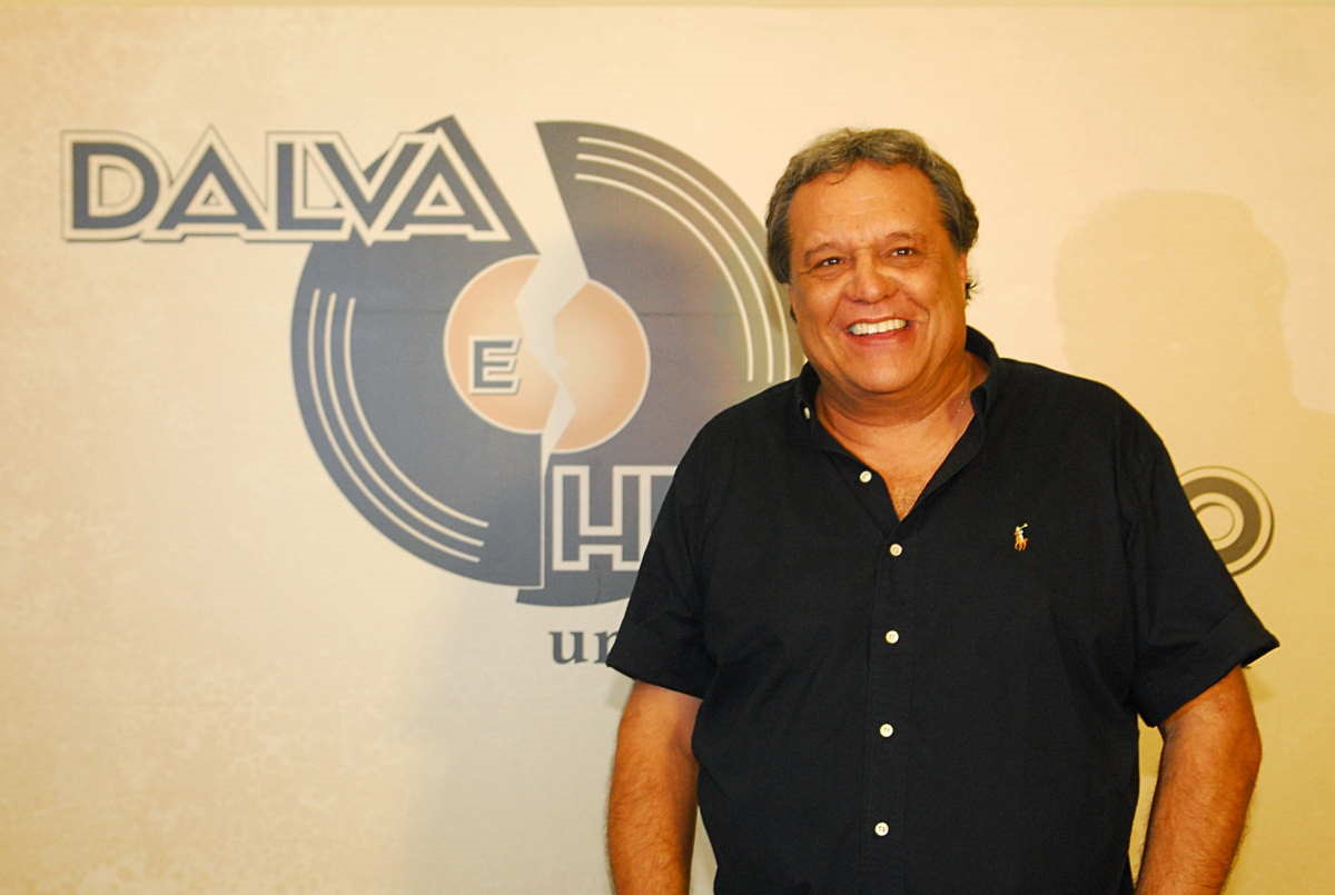 Dennis Carvalho sorrindo