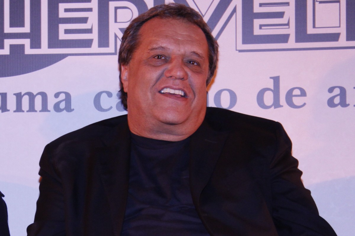 dennis carvalho sorridente em evento de lançamento de minissérie