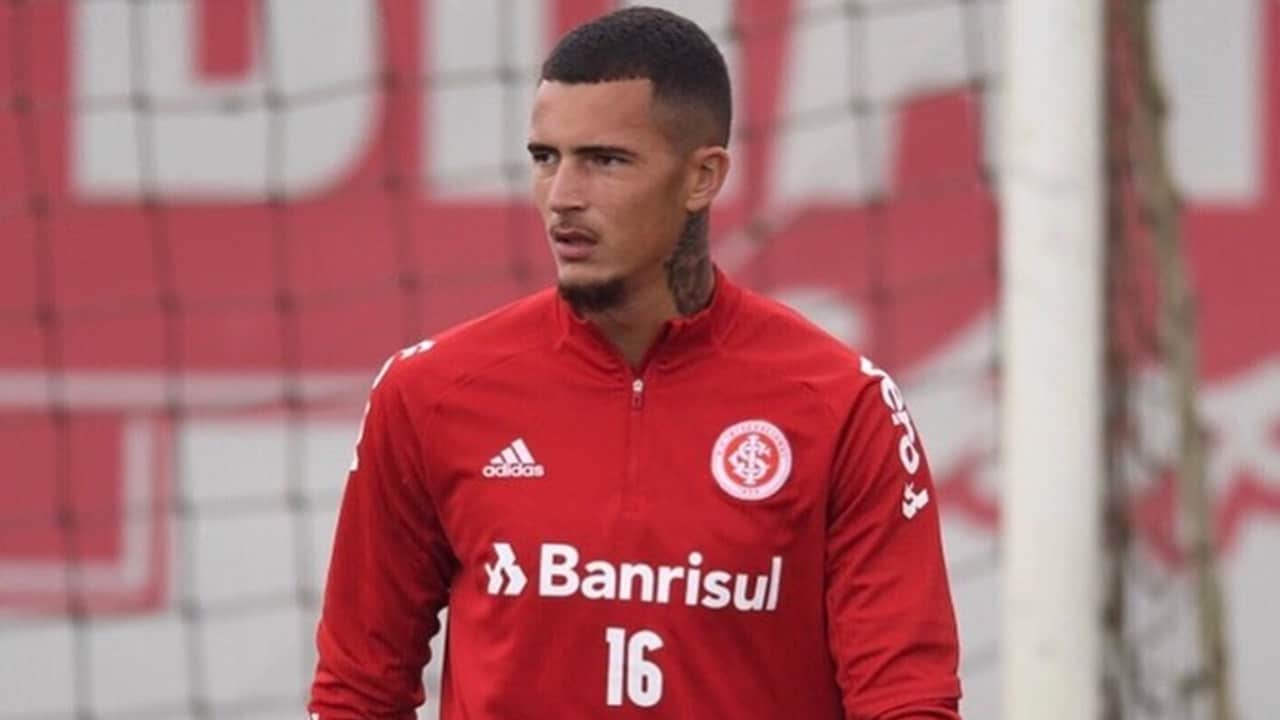Emerson Jr., goleiro do Inter, surpreende e compartilha o próprio nude nas redes sociais; veja