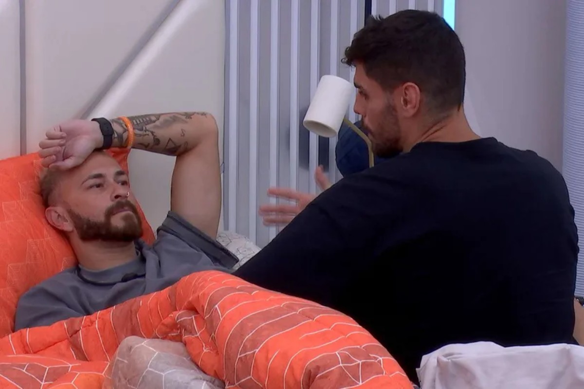 fred e antonio cara de sapato conversando no quarto do líder do bbb23