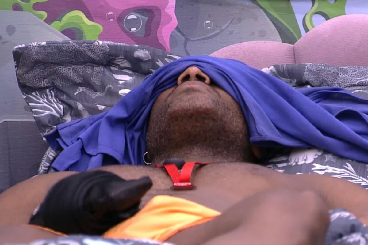 fred nicácio deitado na cama do quarto fundo do mar do bbb23