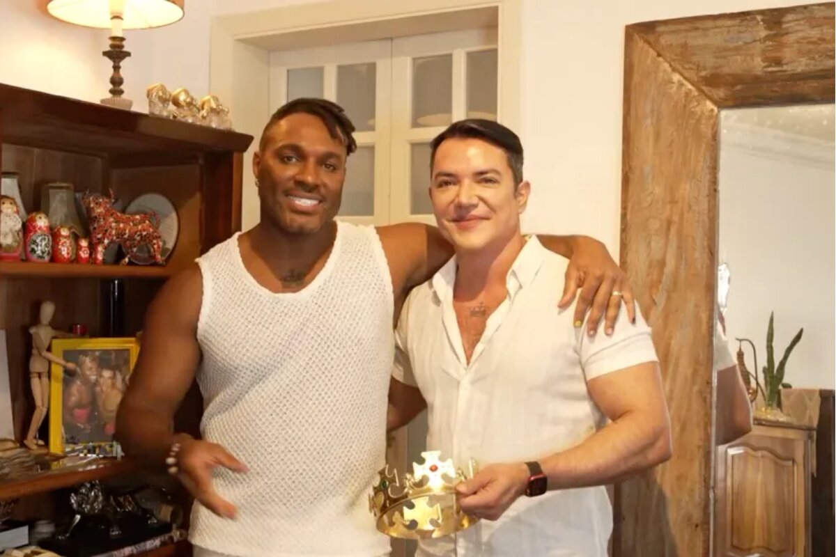 Fred Nicácio e o marido, Fábio Gelonese, ambos de roupa branca
