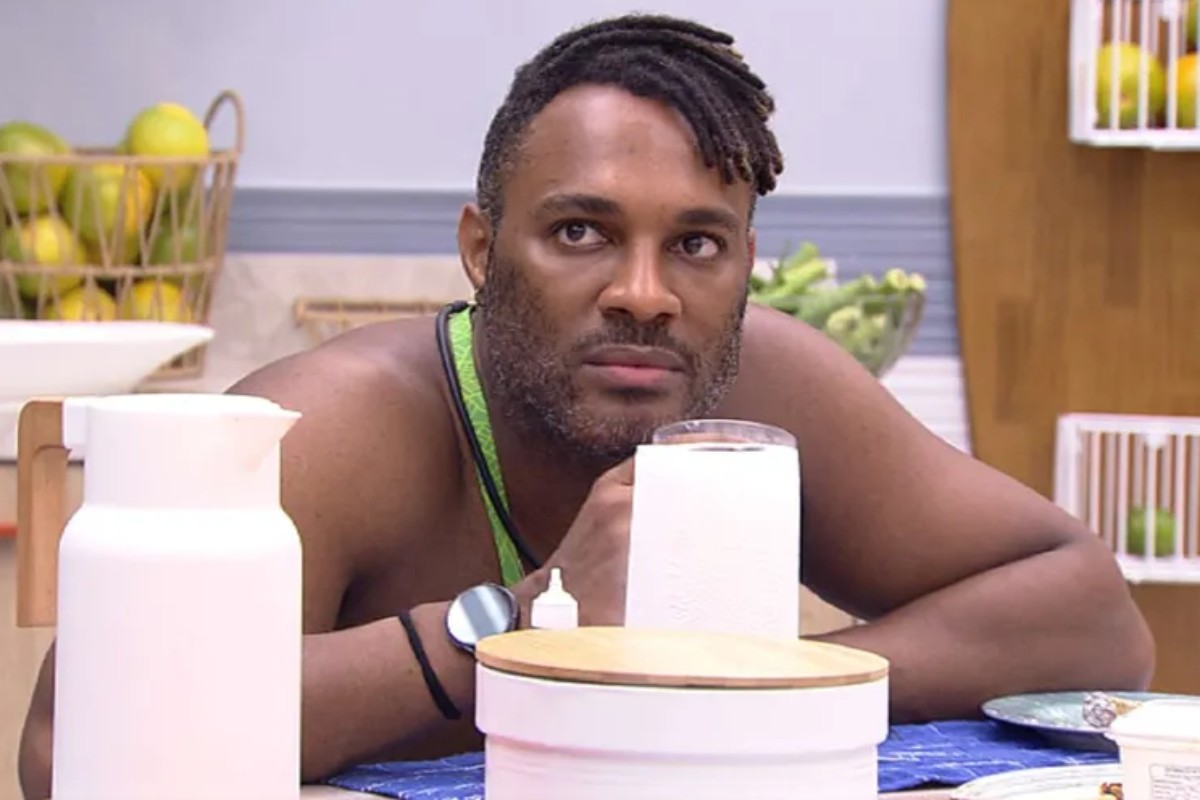 fred nicácio sério na mesa da cozinha da xepa do bbb23