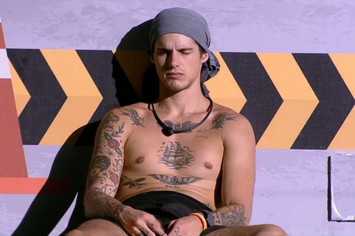 gabriel chateado embaixo do big fone do bbb23