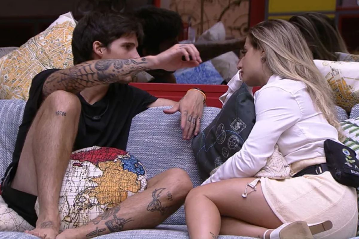 gabriel e bruna griphao conversando no sofá da sala do bbb23