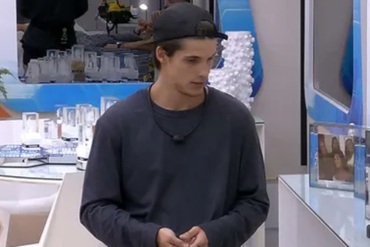 gabriel falando de jogo no quarto do líder do bb23