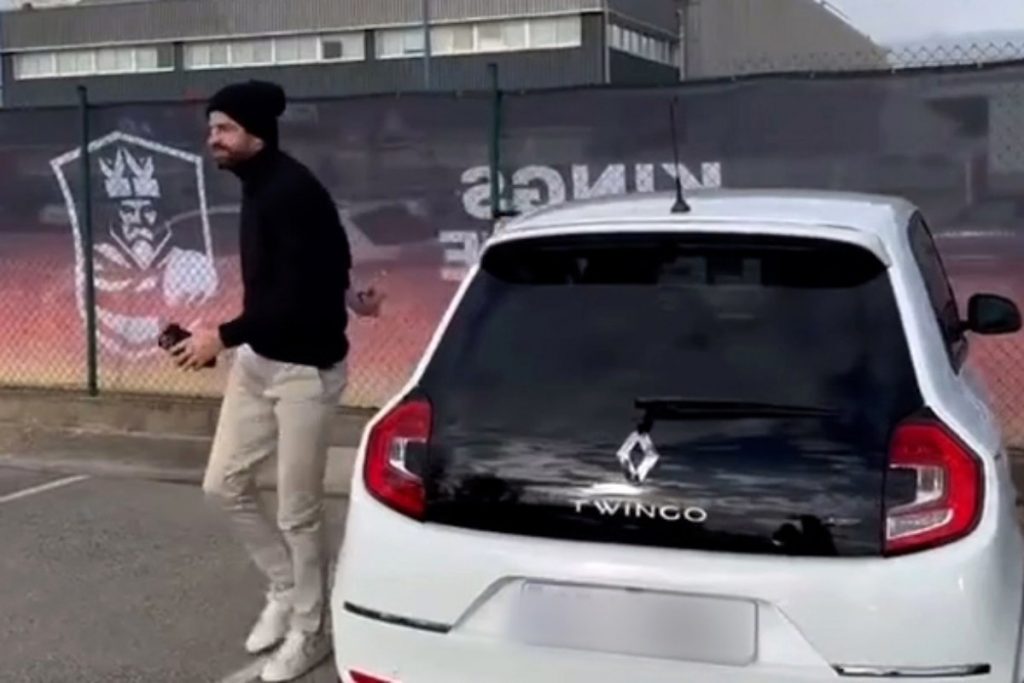 gerard piqué posando ao lado de um renault twingo