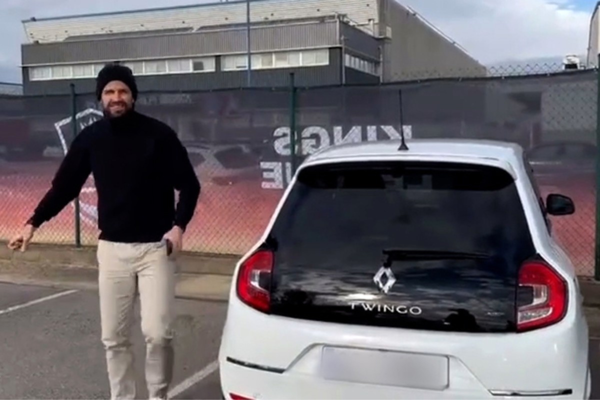 gerard piqué posando ao lado de um renault twingo