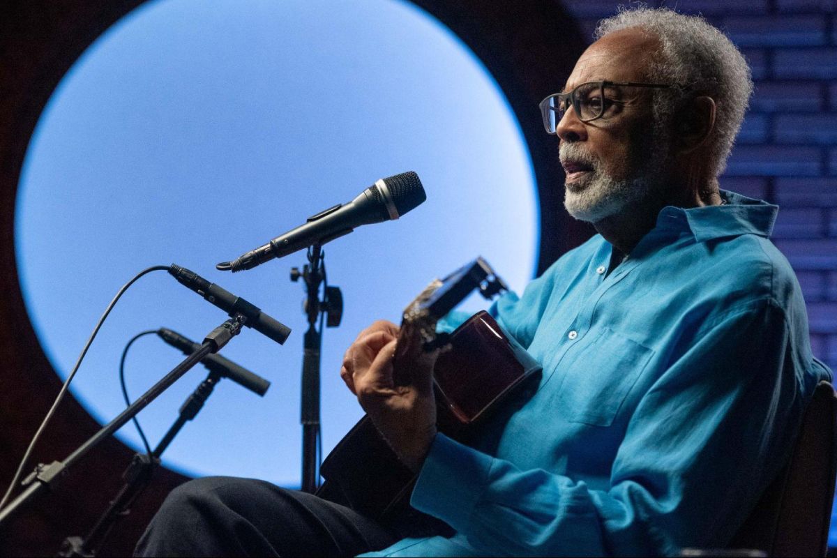 gilberto gil cantando e tocando violão no programa amigos, sons e palavras