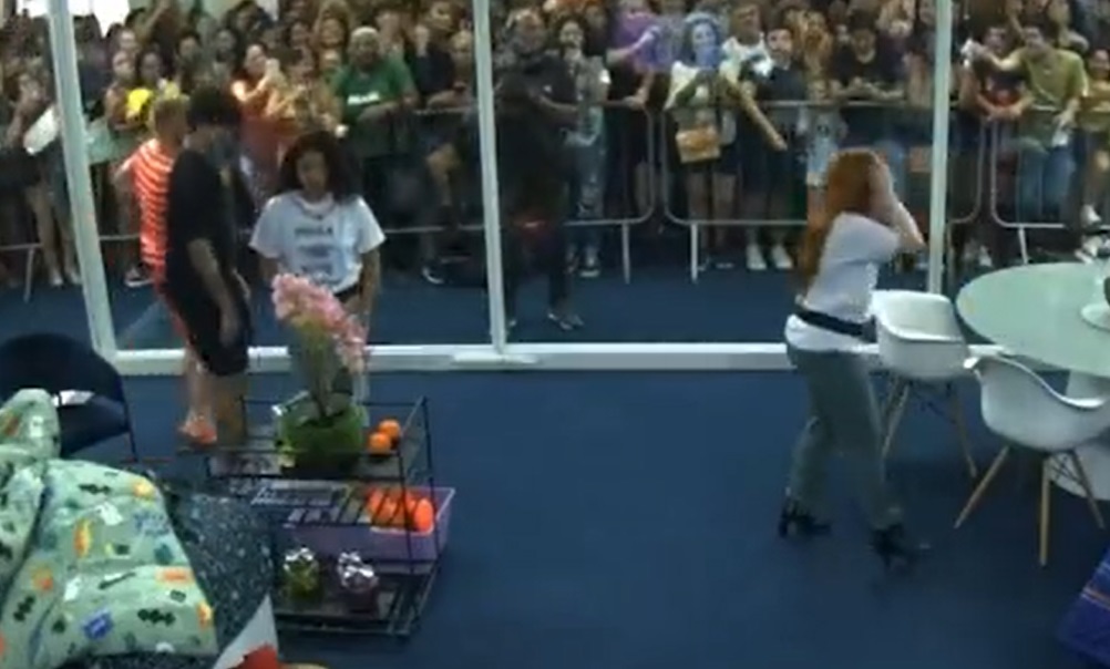 VÍDEO: Giovanna surta após ver tweets negativos sobre ela e é vaiada na Casa de Vidro: “Chega dessa porr*”