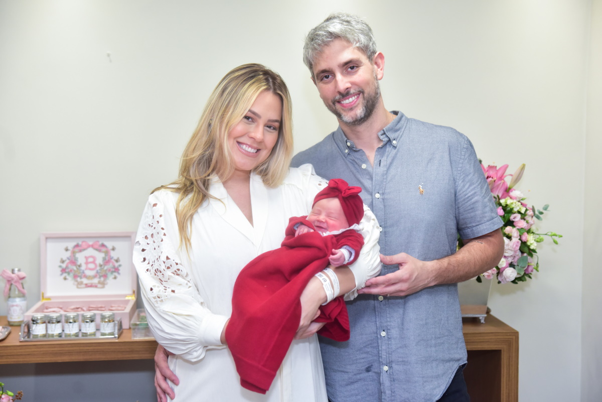 Isabella Cecchi saindo da maternidade
