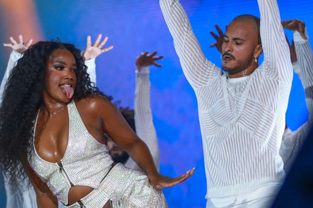 iza dançando coreografia no reveillon de copacabana