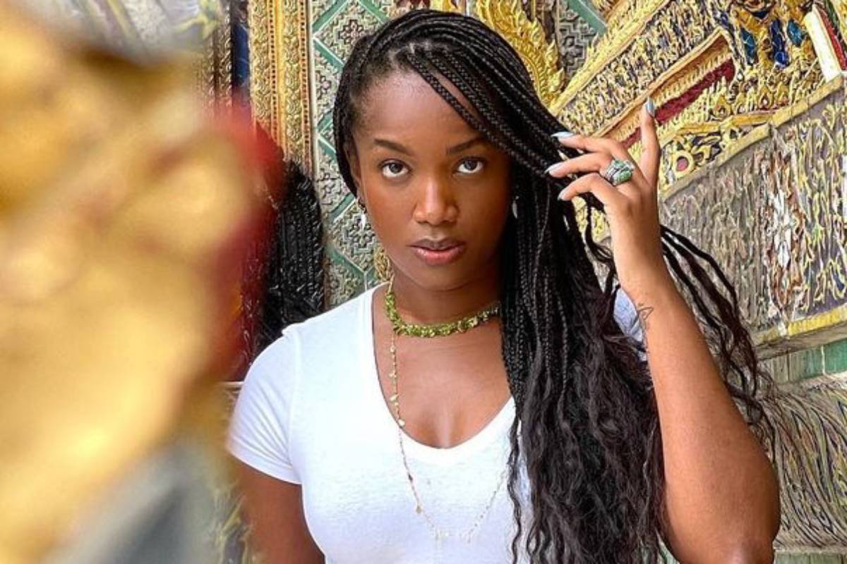 iza surgindo estilosa em templo na tailândia