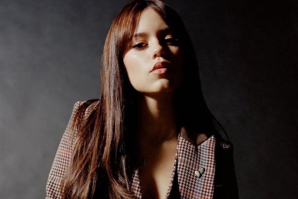 jenna ortega posando fazendo carão