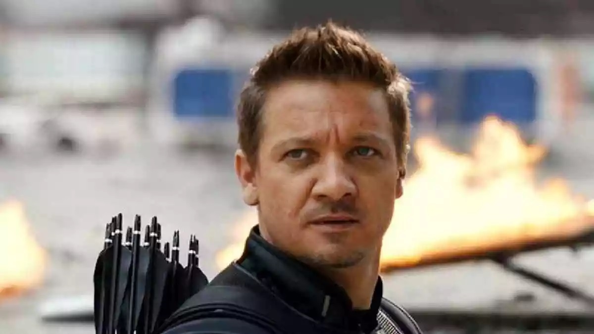 Vídeo mostra Jeremy Renner dirigindo máquina de limpar neve que o atropelou; ator está em estado crítico