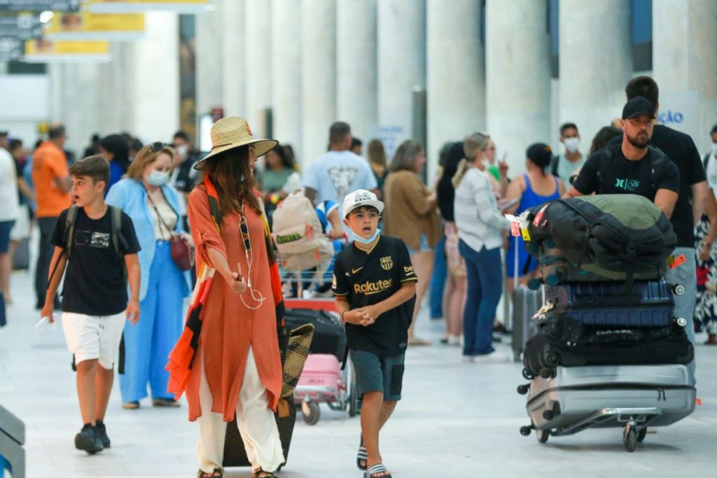Juliana Paes com a família em aeroporto