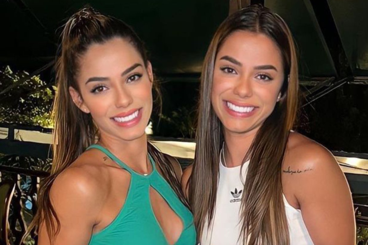 keyt e key alves posando juntas sorridentes em aniversário