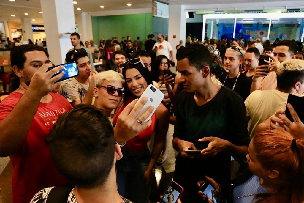 Larissa Tomásia é tietada em shopping