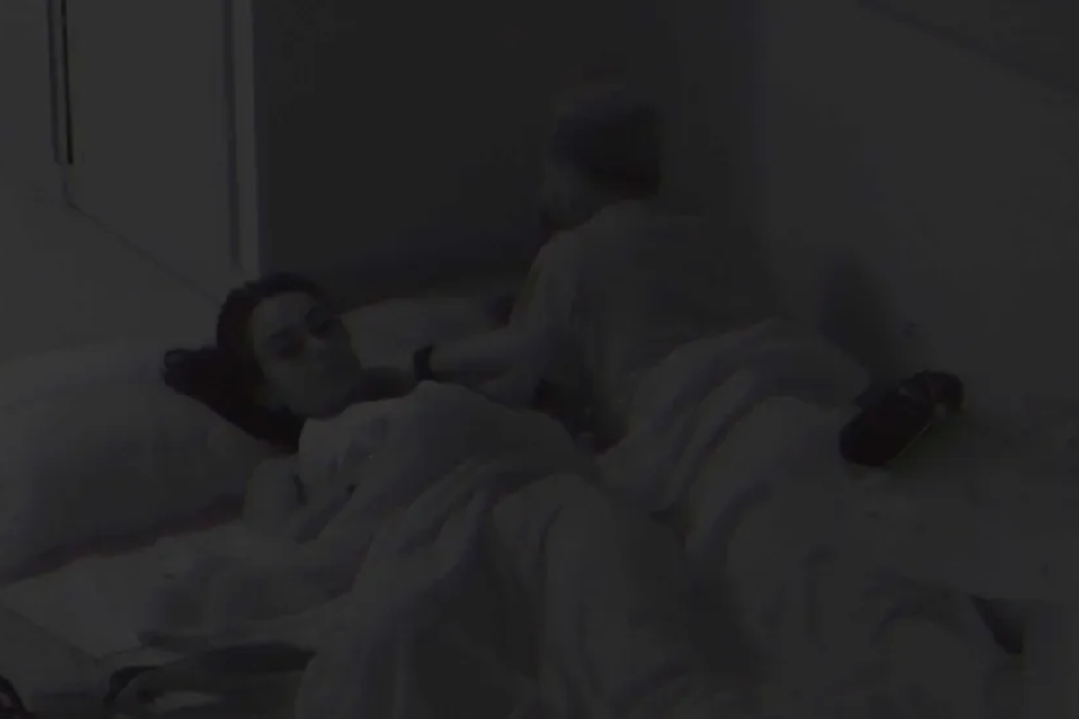 larissa e fred deitados no chão do quarto do líder do bbb23