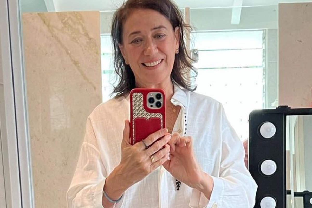 lilia cabral tirando selfie com celular vermelho