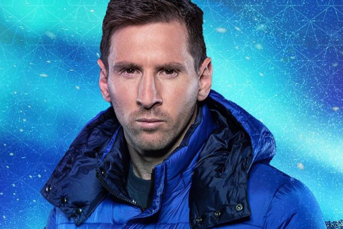lionel messi sério posando com casaco e céu azul