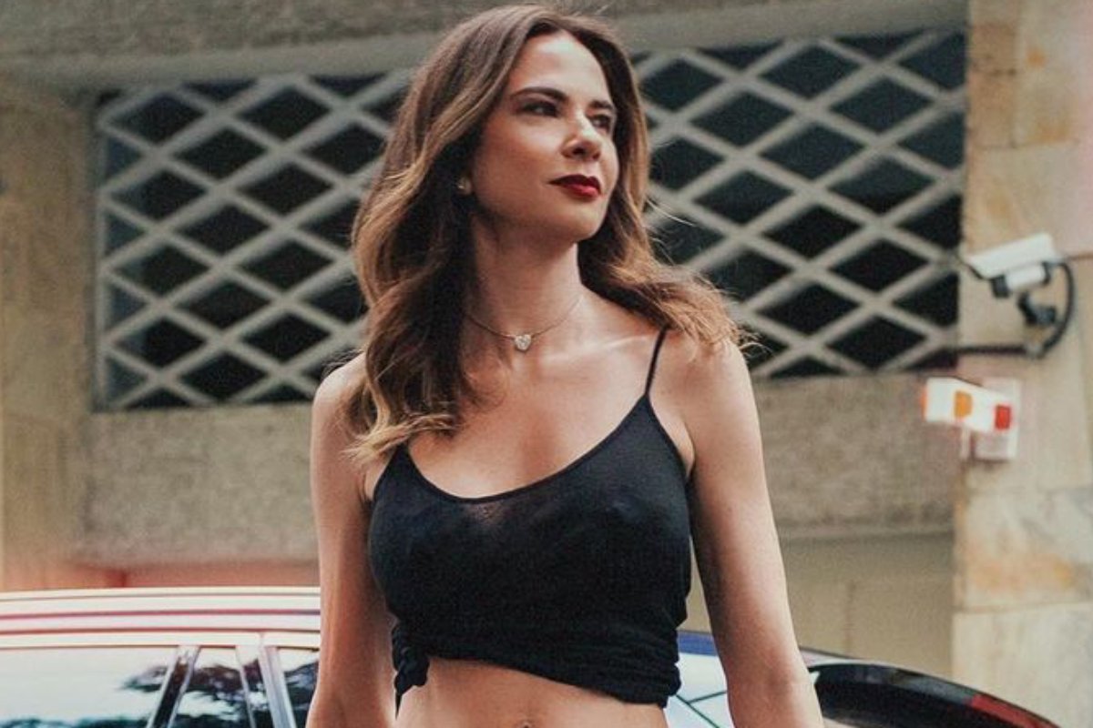 luciana gimenez séria vestindo top preto