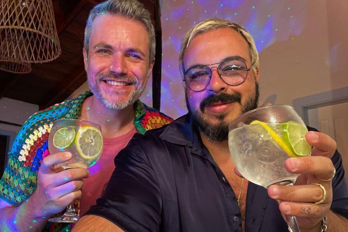 luis lobianco posando com o marido em selfie
