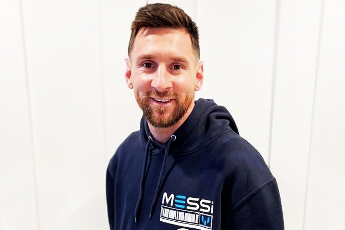 Messi de casaco azul, sorrindo