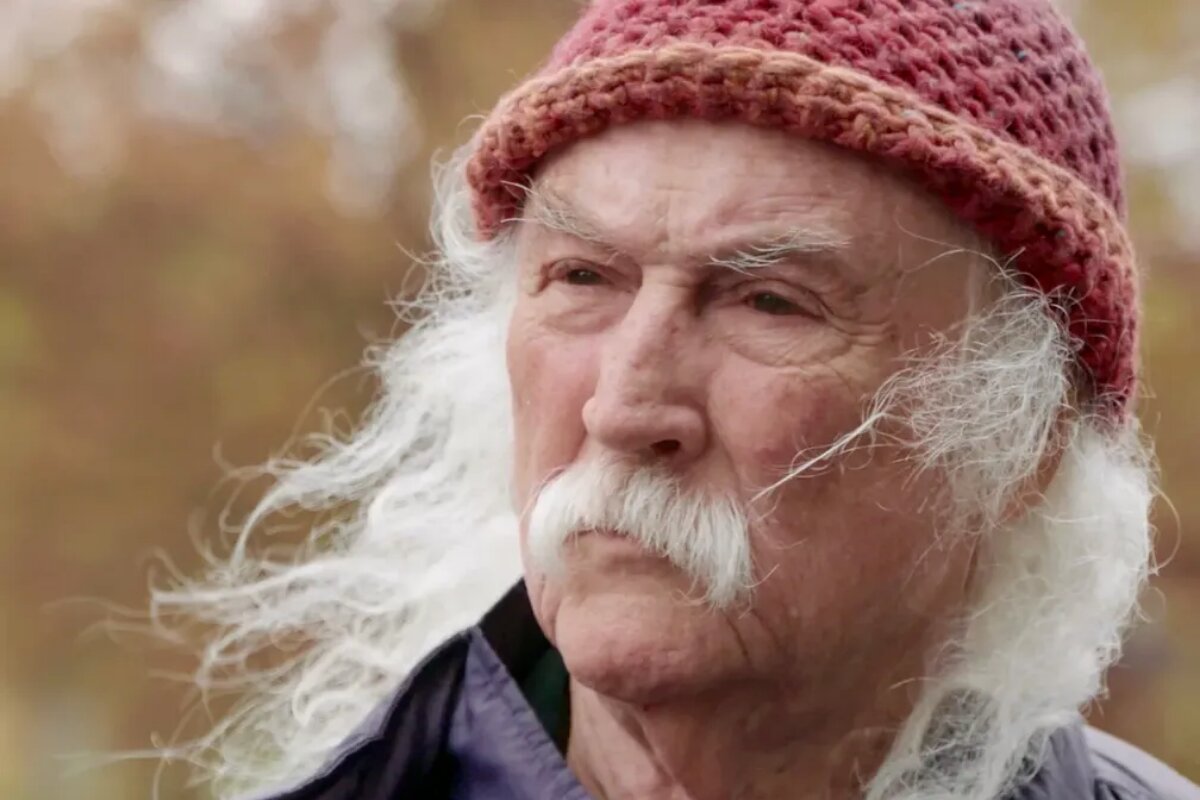 David Crosby de gorro vermelho