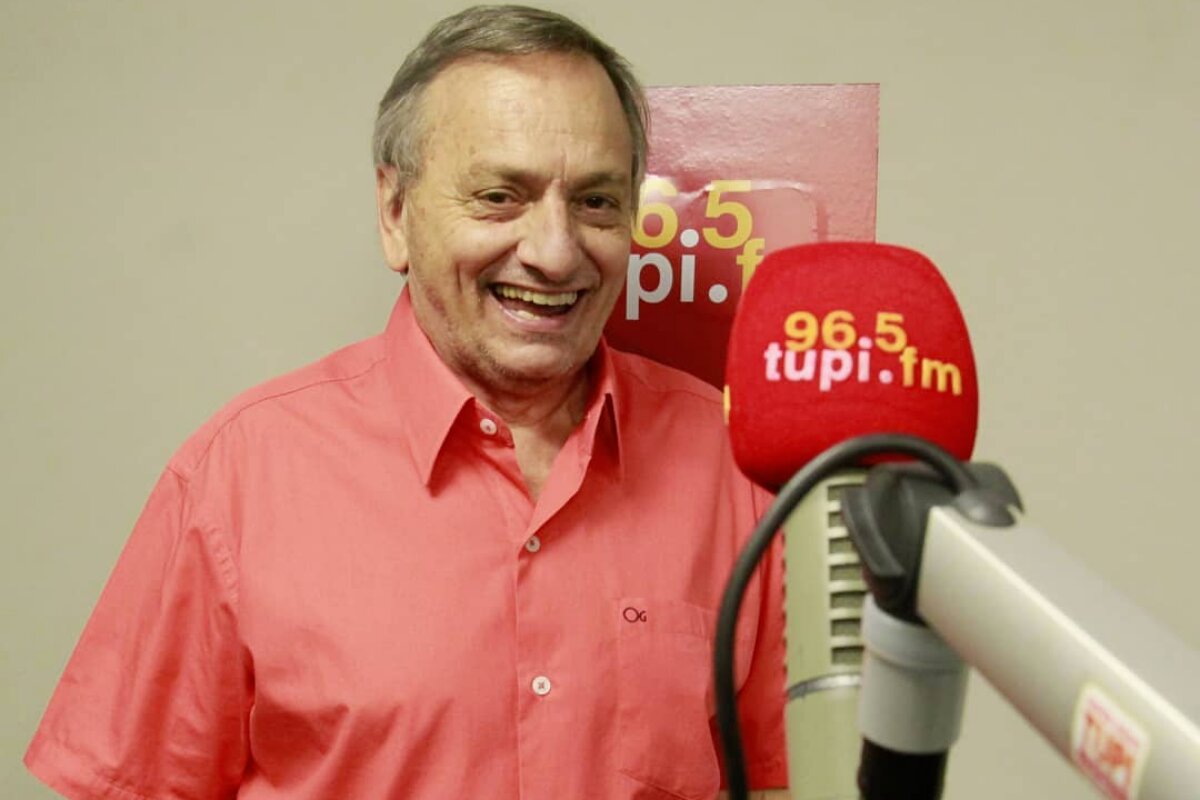 Gilson Ricardo no microfone da Rádio Tupi