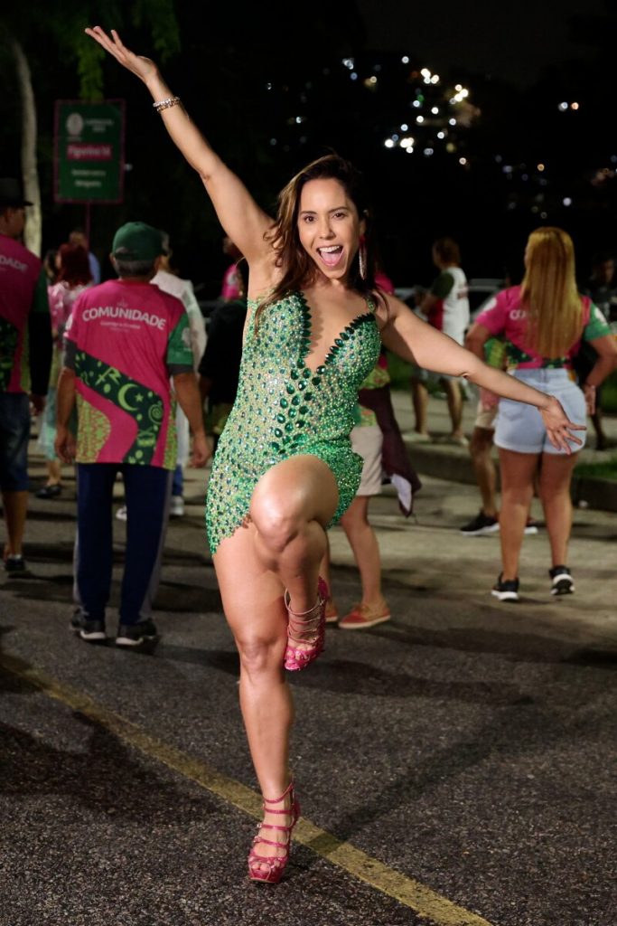 Mulher Melão de vestido verde transparente, no ensaio da Mangueira