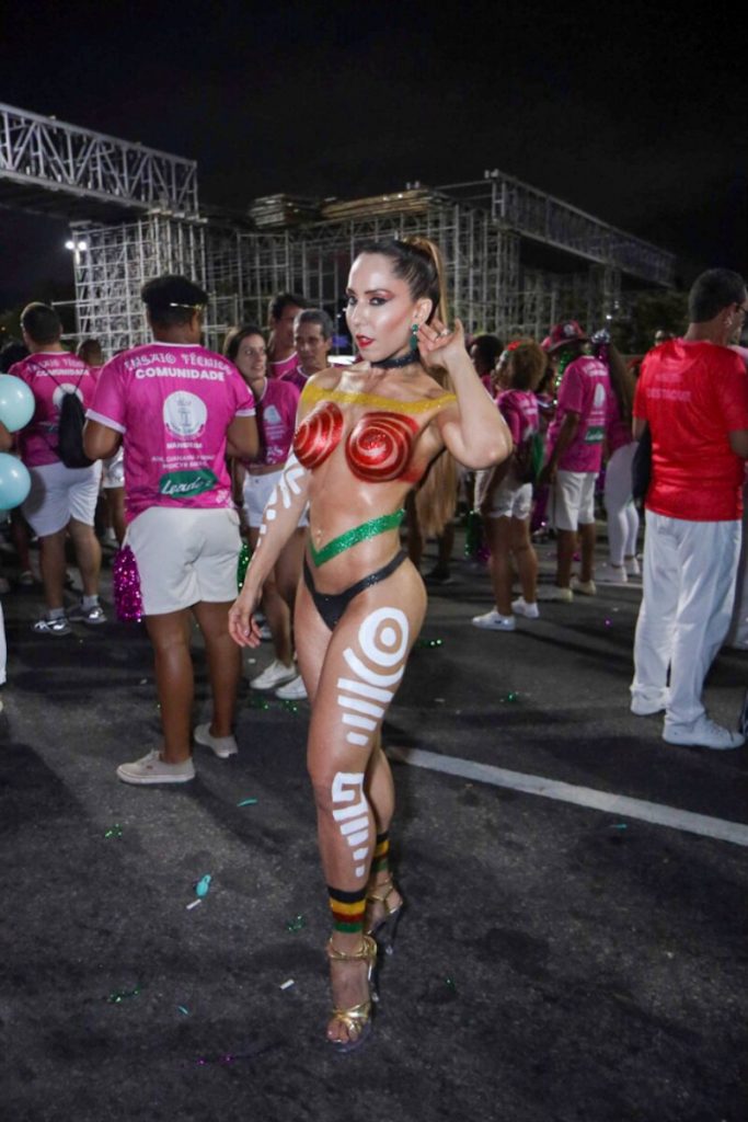 Mulher Melão com o corpo pintado no ensaio técnico da Mangueira na Sapucaí