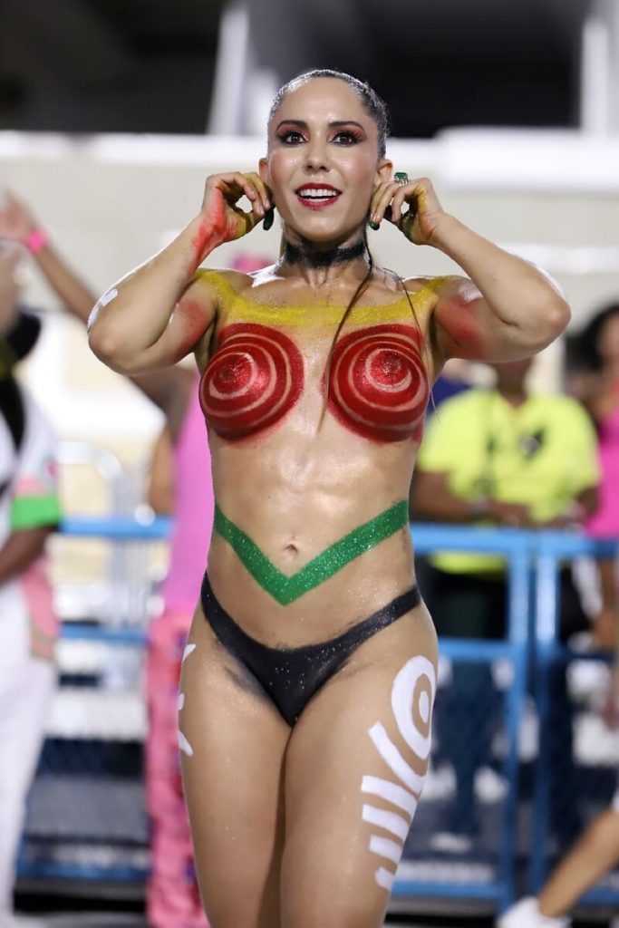 Mulher Melão com o corpo pintado no ensaio técnico da Mangueira na Sapucaí