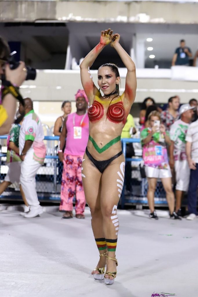 Mulher Melão com o corpo pintado no ensaio técnico da Mangueira na Sapucaí