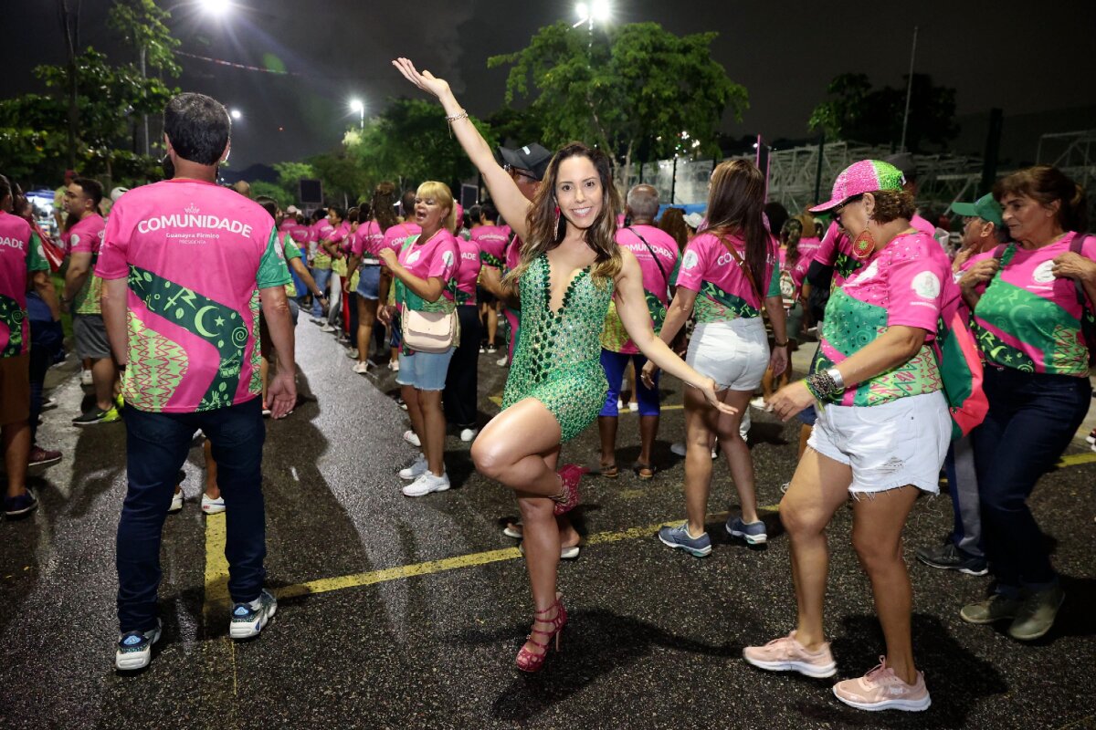 Mulher Melão de vestido verde transparente, no ensaio da Mangueira