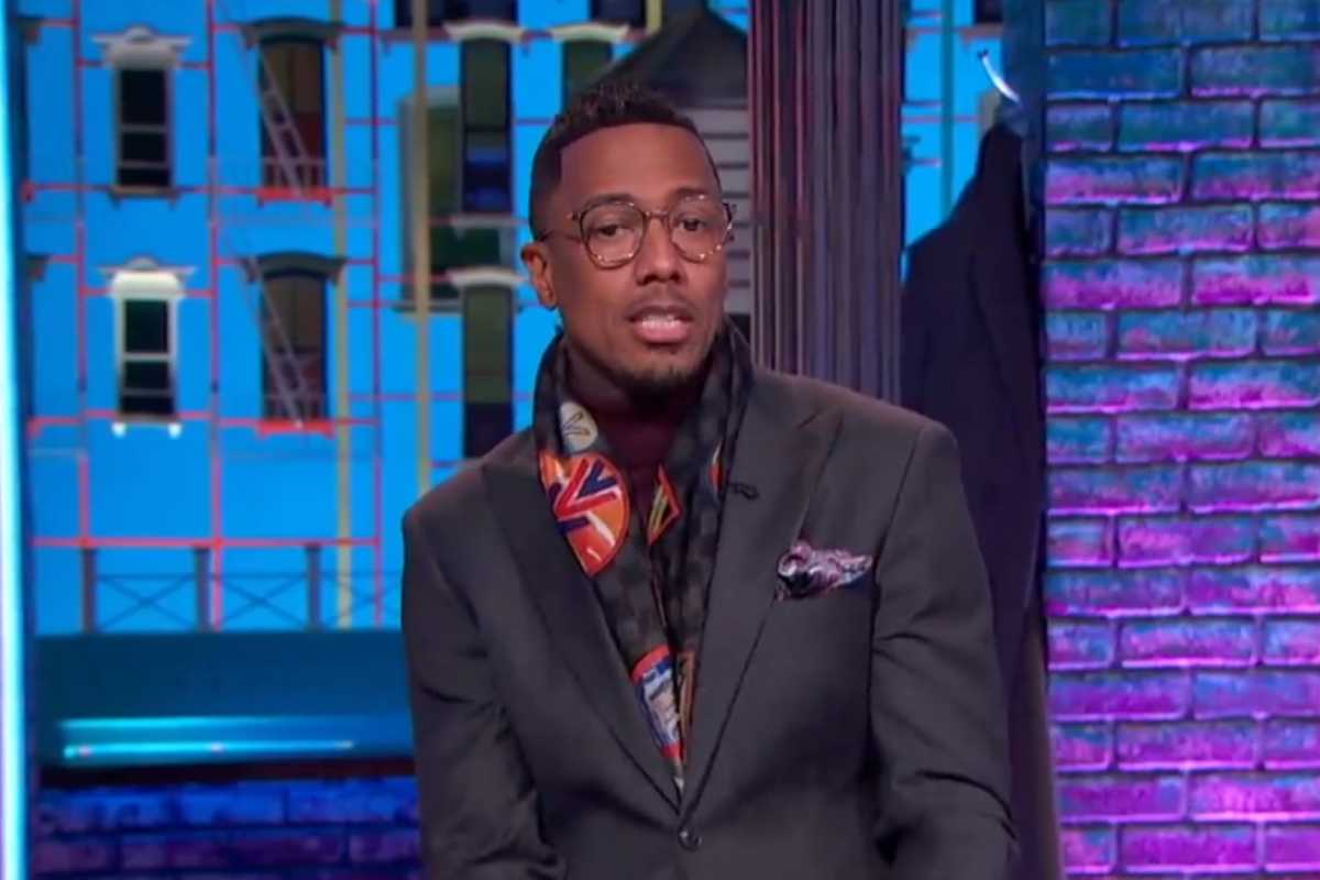 Nick Cannon, de óculos na TV