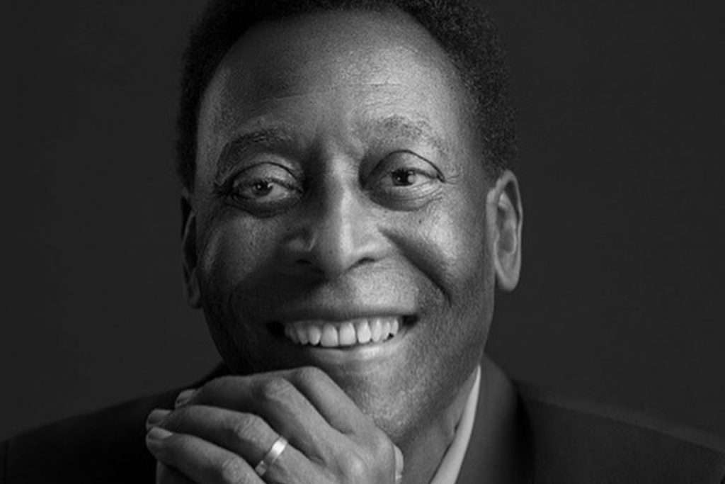pele-sorrindo-de-terno-em-foto-preta-e-branca-1024x683-1 pelé sorrindo de terno em foto preta e branca