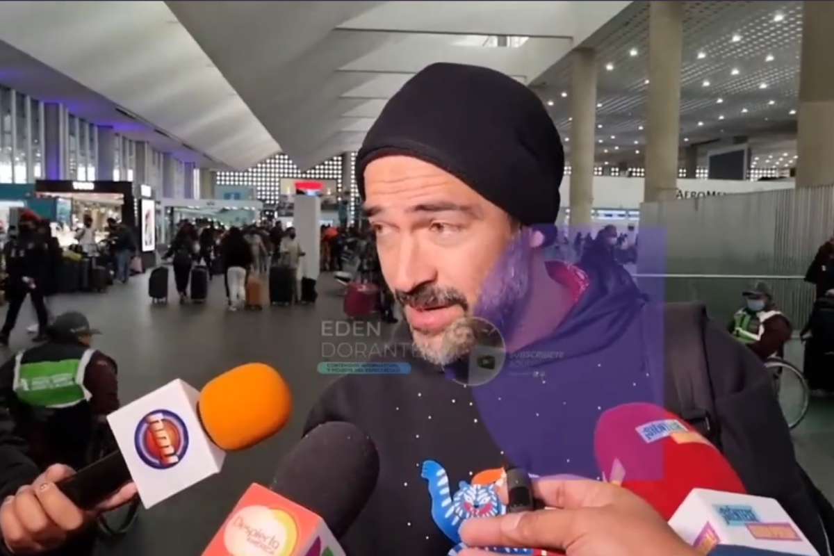 Poncho Herrera em aeroporto do México