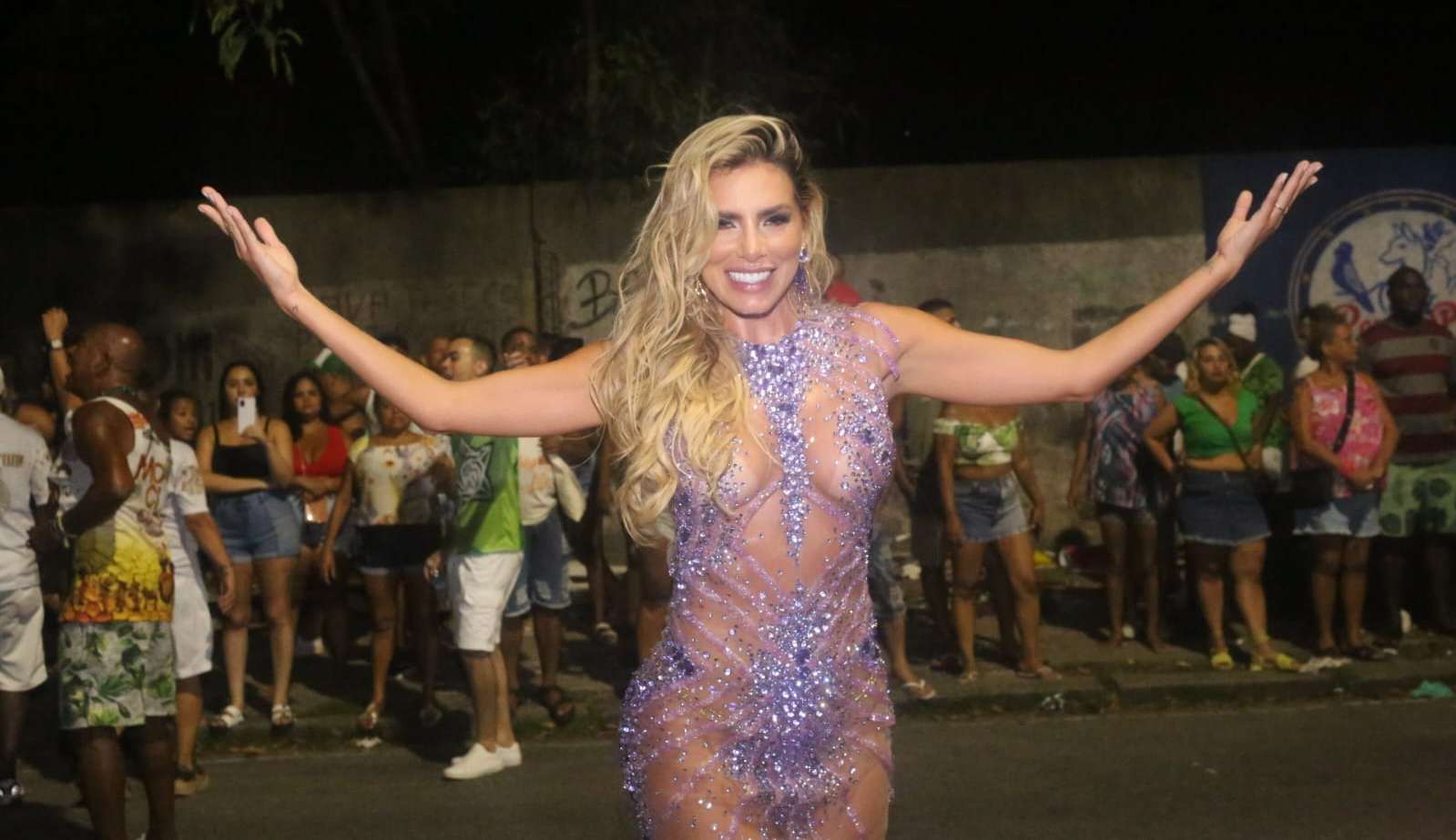 Erika Schneider abusa da transparência em look para ensaio da Mocidade Independente