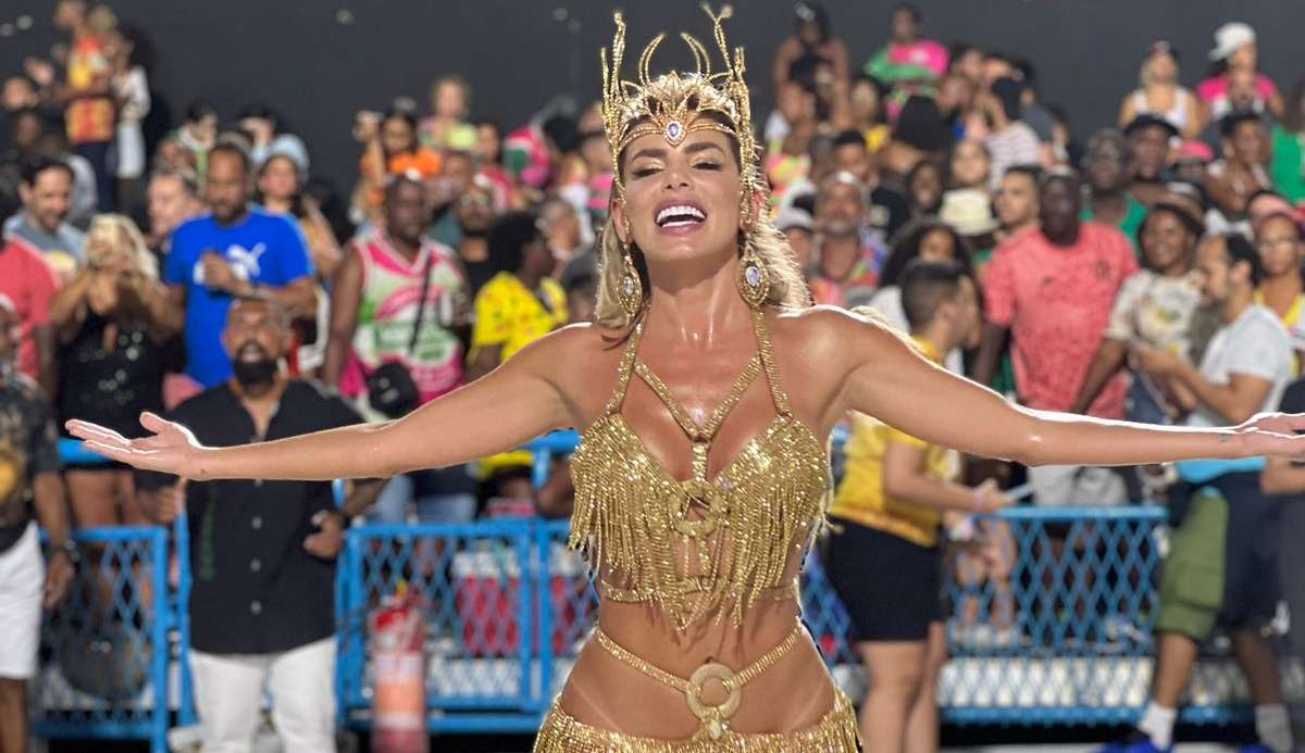 Erika Schneider usa look com mais de 50 mil cristais em ensaio da Mocidade Independente