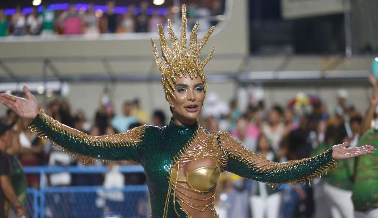 Aline Mineiro arrasa no look em ensaio técnico da Mocidade Independente