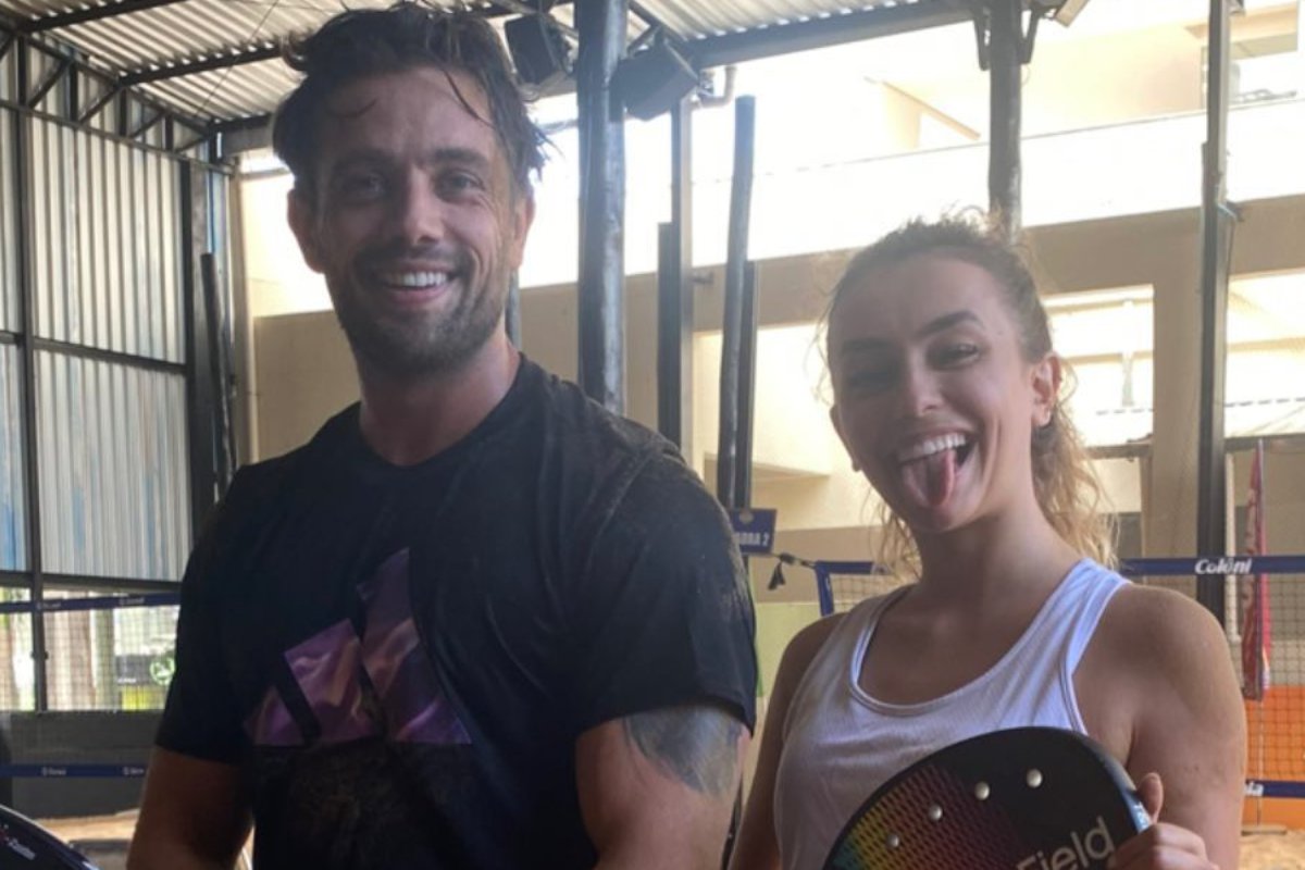 rafael cardoso e vivian linhares posando juntos no beach tênis