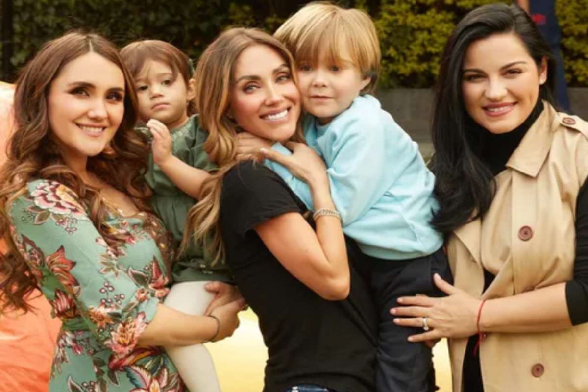 Dulce e Anahí com os filhos e Maite grávida