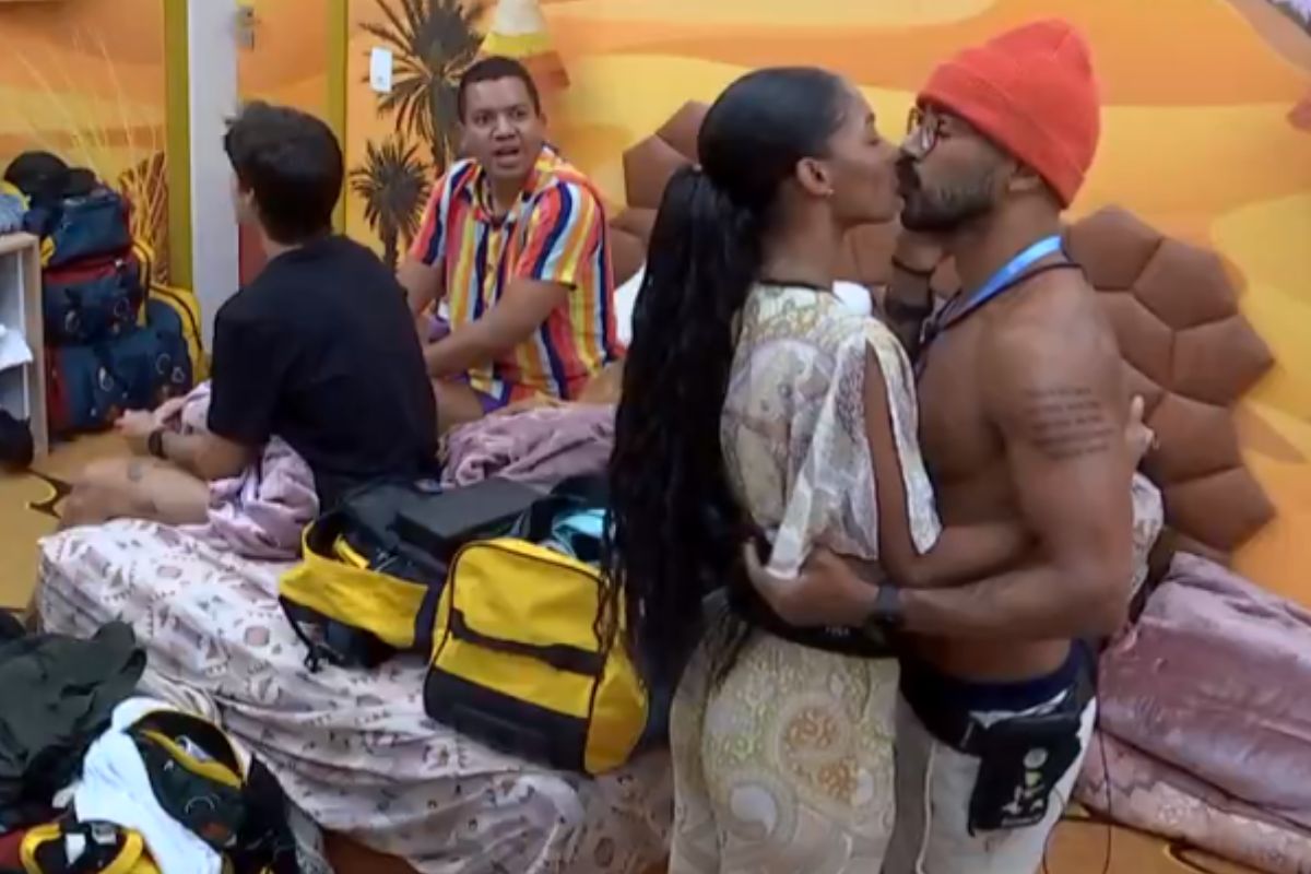 Ricardo e Tina deram selinho no quarto
